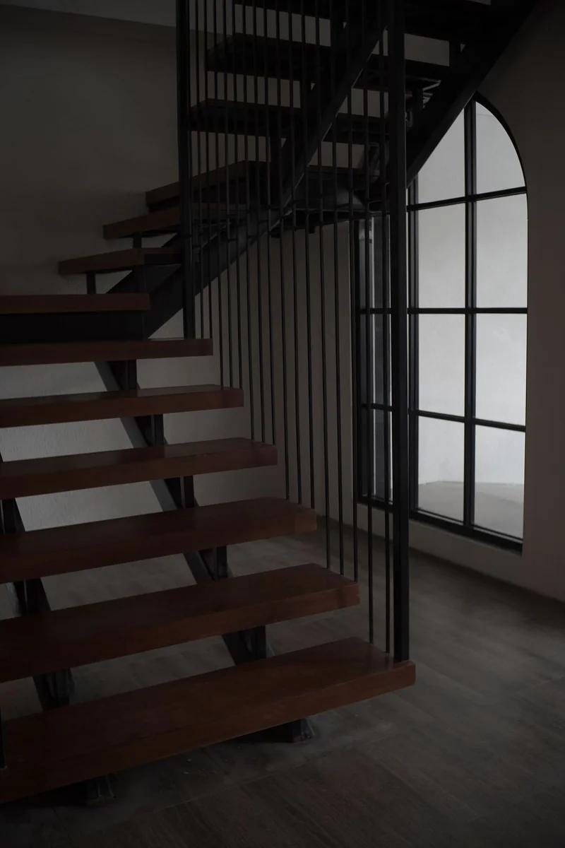 Steel stringer with wooden steps