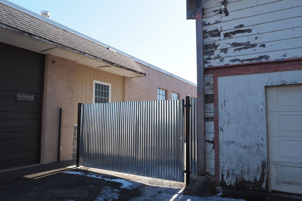 Sliding gate with a sheet panel — photo 2