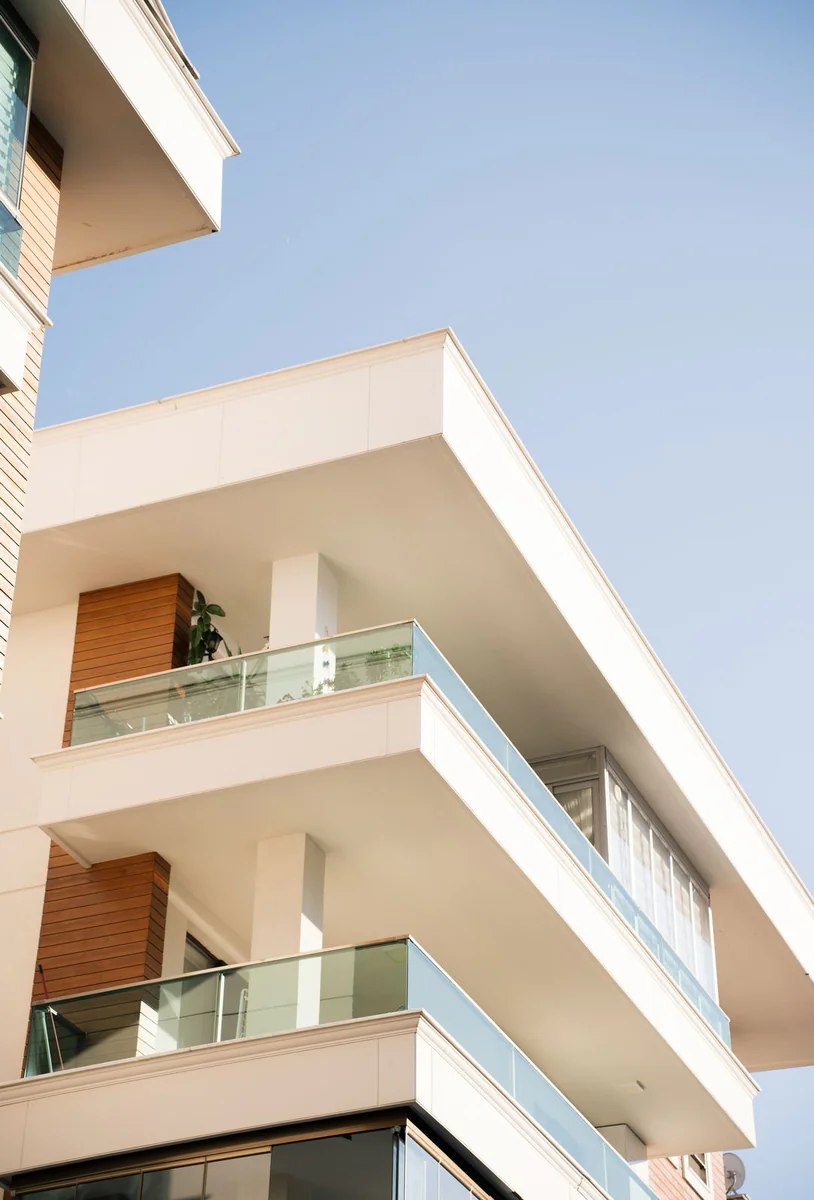 Glass balcony railing