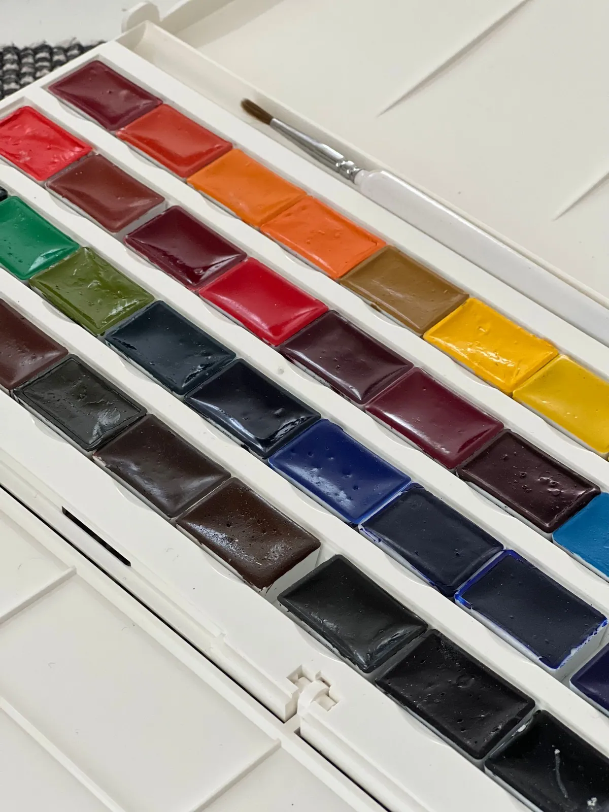 Watercolour paint set, 24 shades