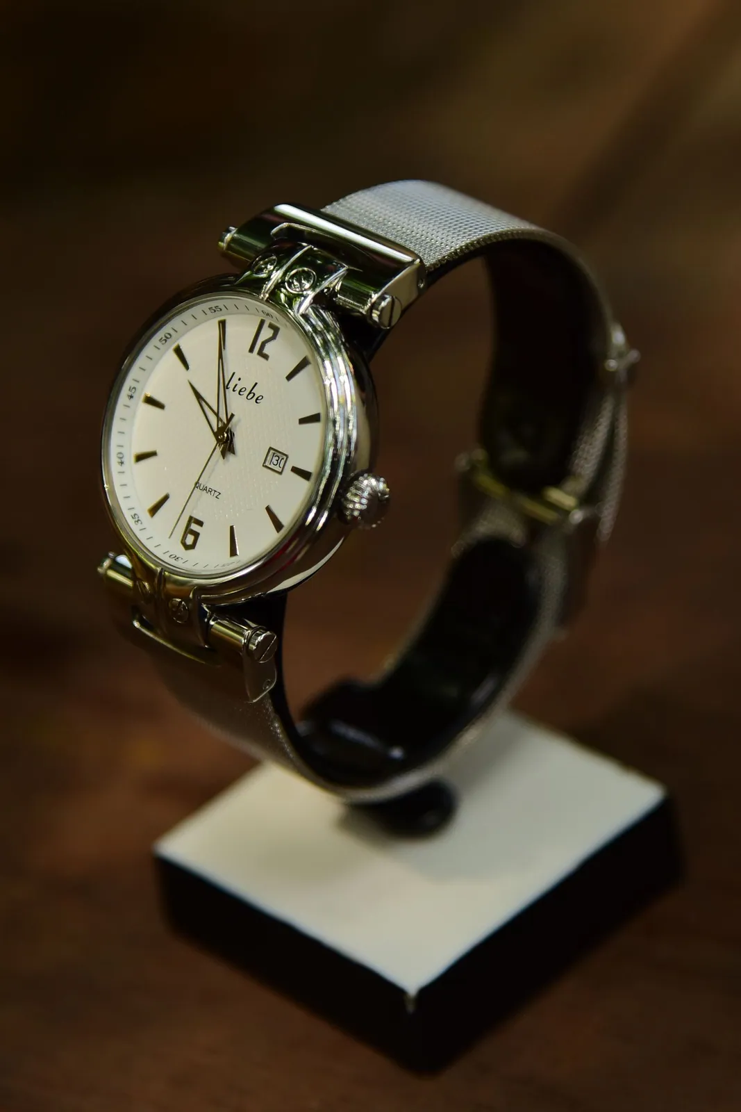 Analog wrist watch