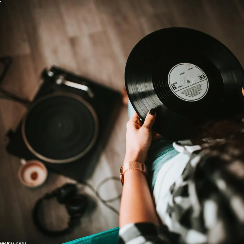 Belt-Drive Vinyl Record Player 2