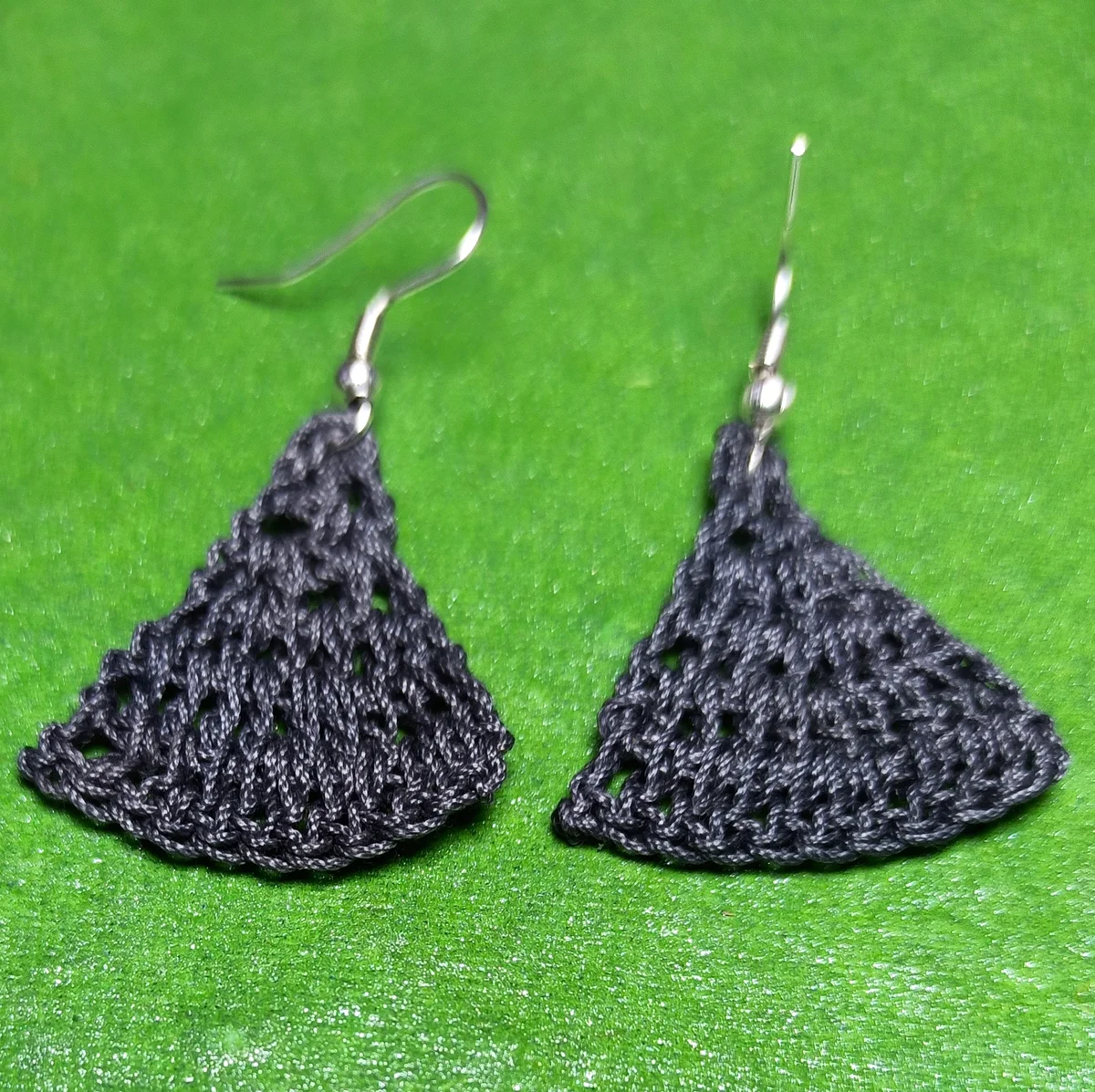 Black Triangular Fan Drop