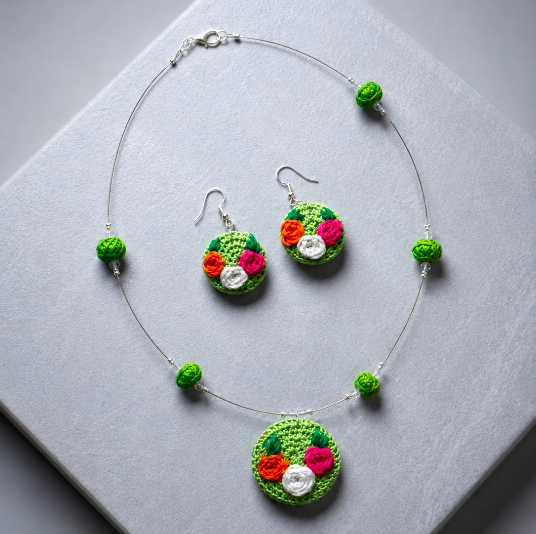 Medallion Leaf Collar Necklace Set