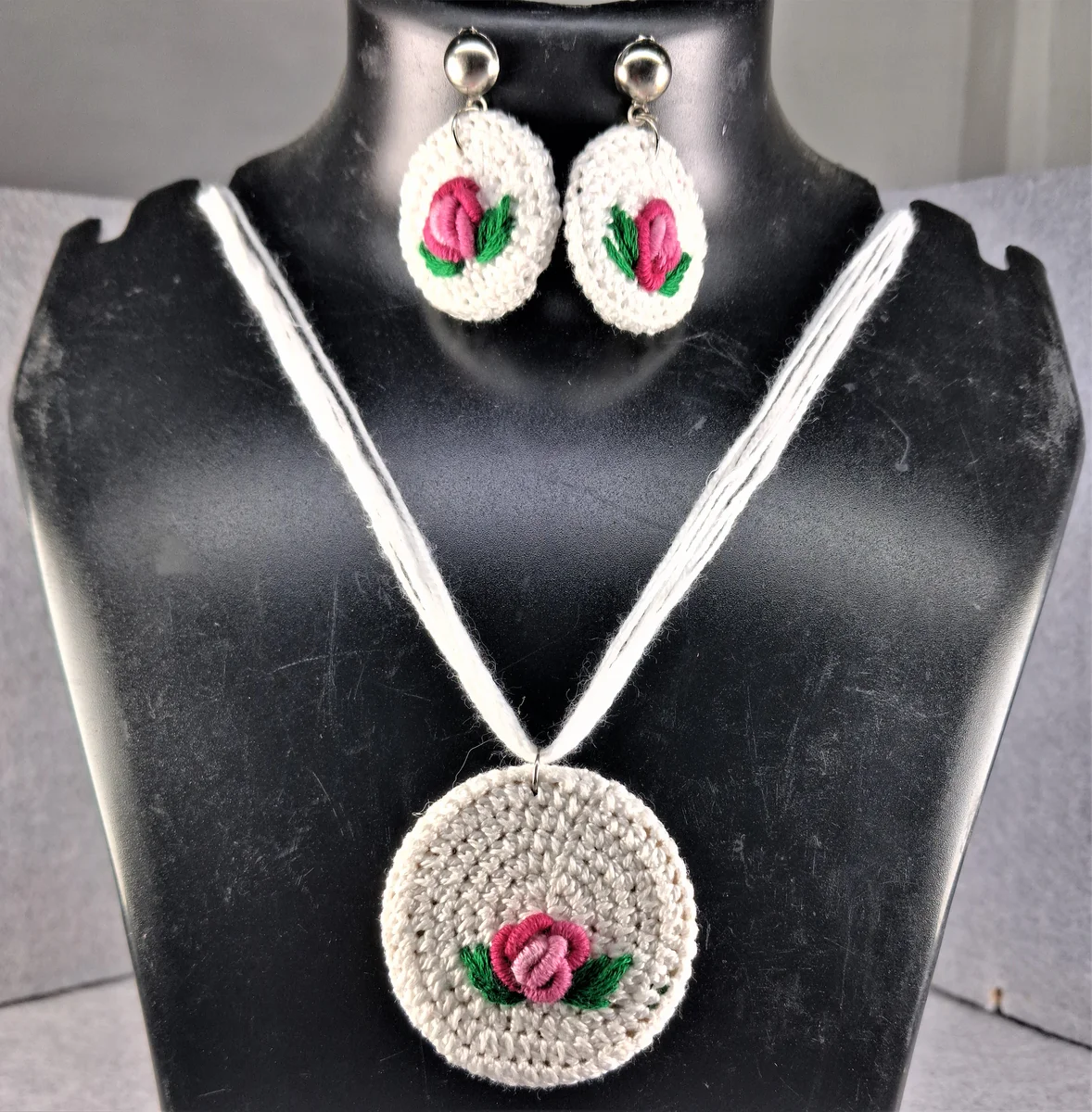 Ivory Rose Necklace Set