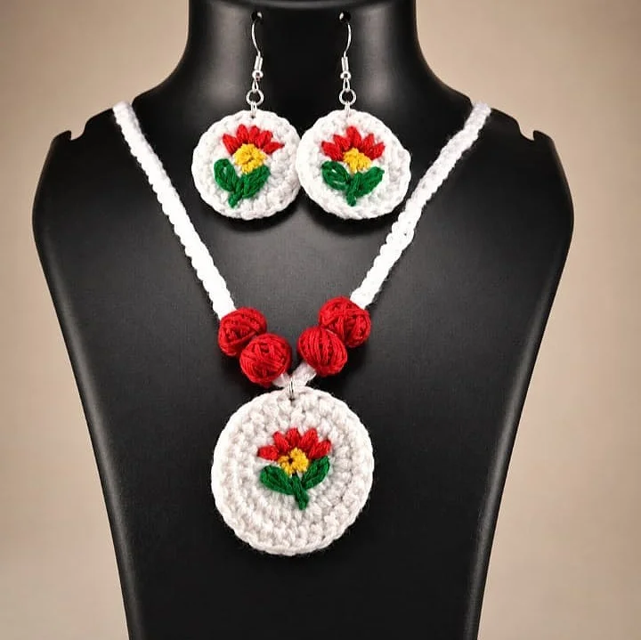Crisp-White Medallion Necklace Set