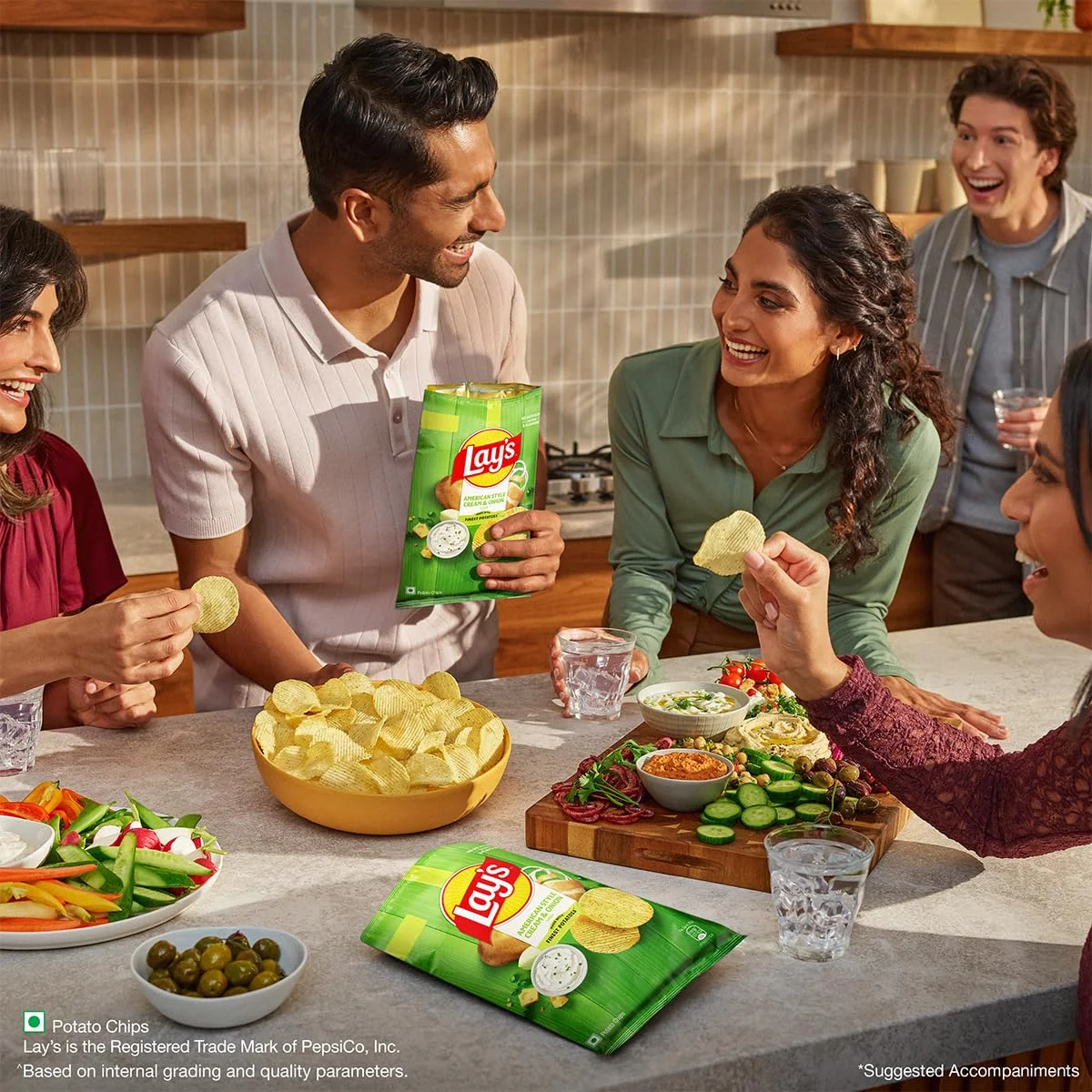 Lay's अमेरिकन स्टाइल पोटैटो चिप्स - क्रीम और प्याज, 52g 5