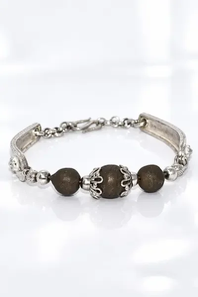 Navapashanam 3 Beads Bracelet with three dark brown sacred beads and an intricately designed silver chain.