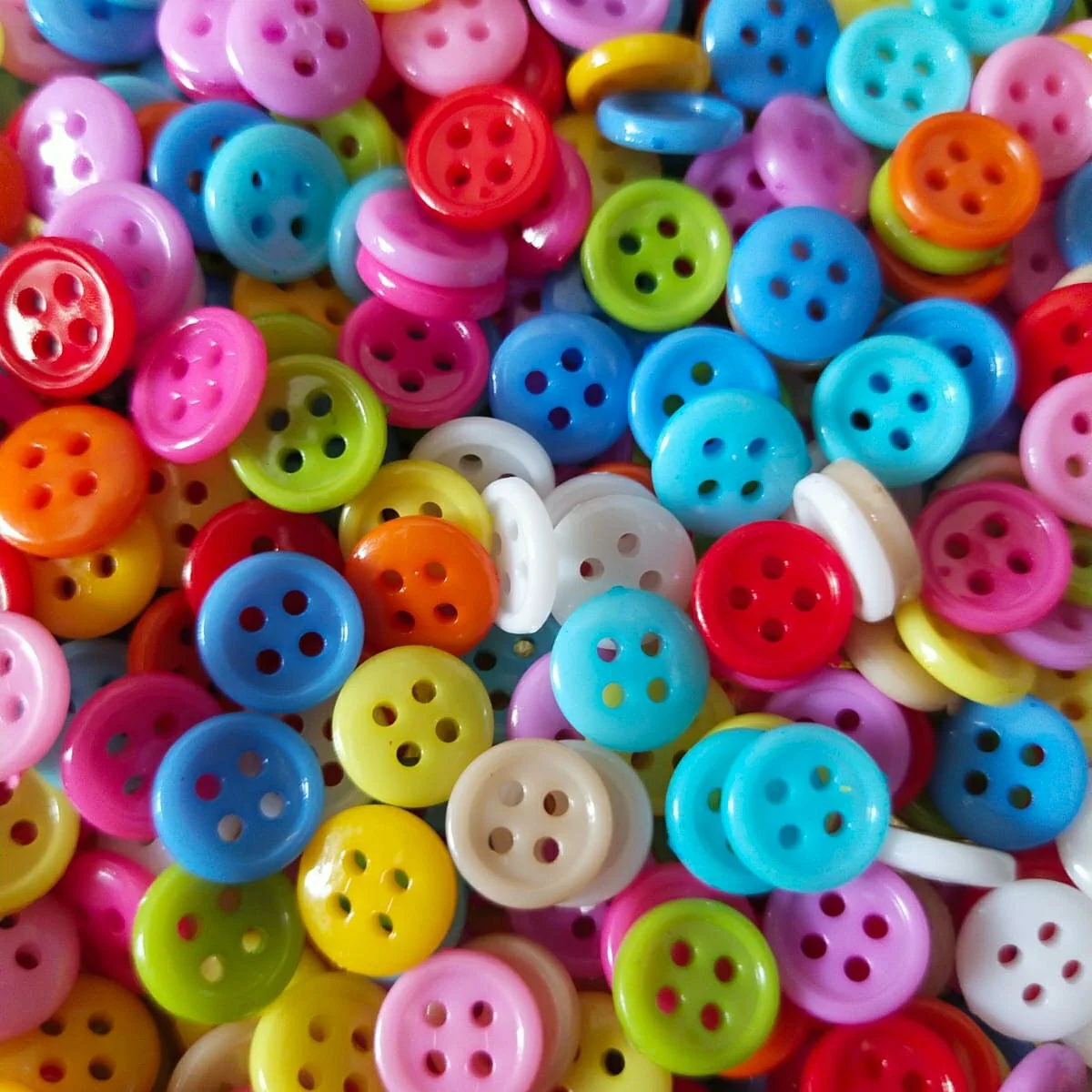 (550) Mixed Clour Round Buttons