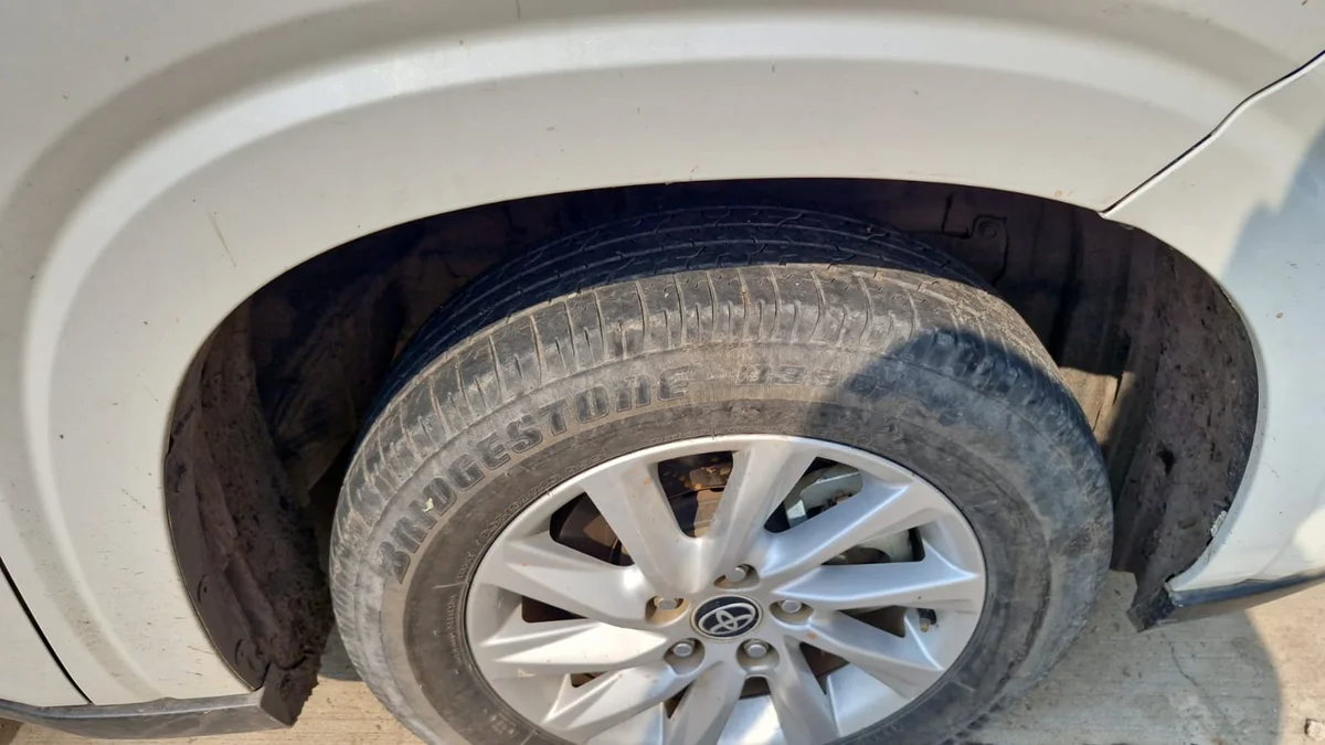 TOYOTA INNOVA HYCROSS - 10