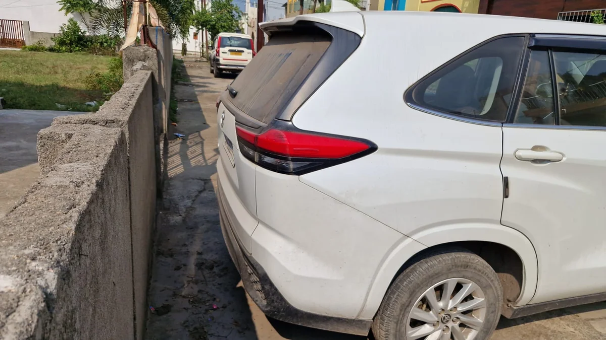 TOYOTA INNOVA HYCROSS - 4