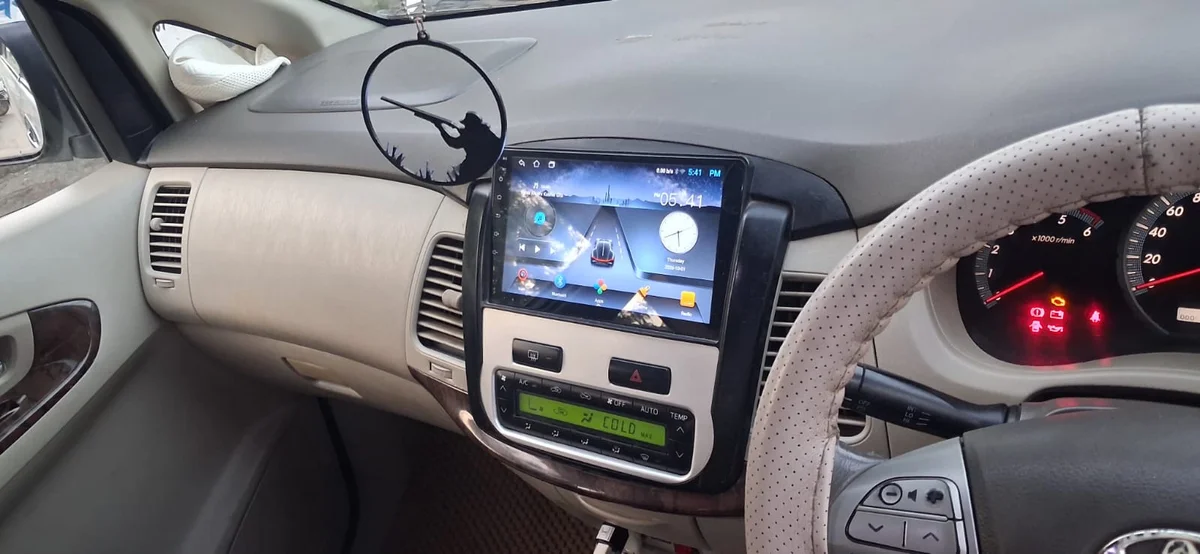 TOYOTA INNOVA 2.5 V 8STR - 8