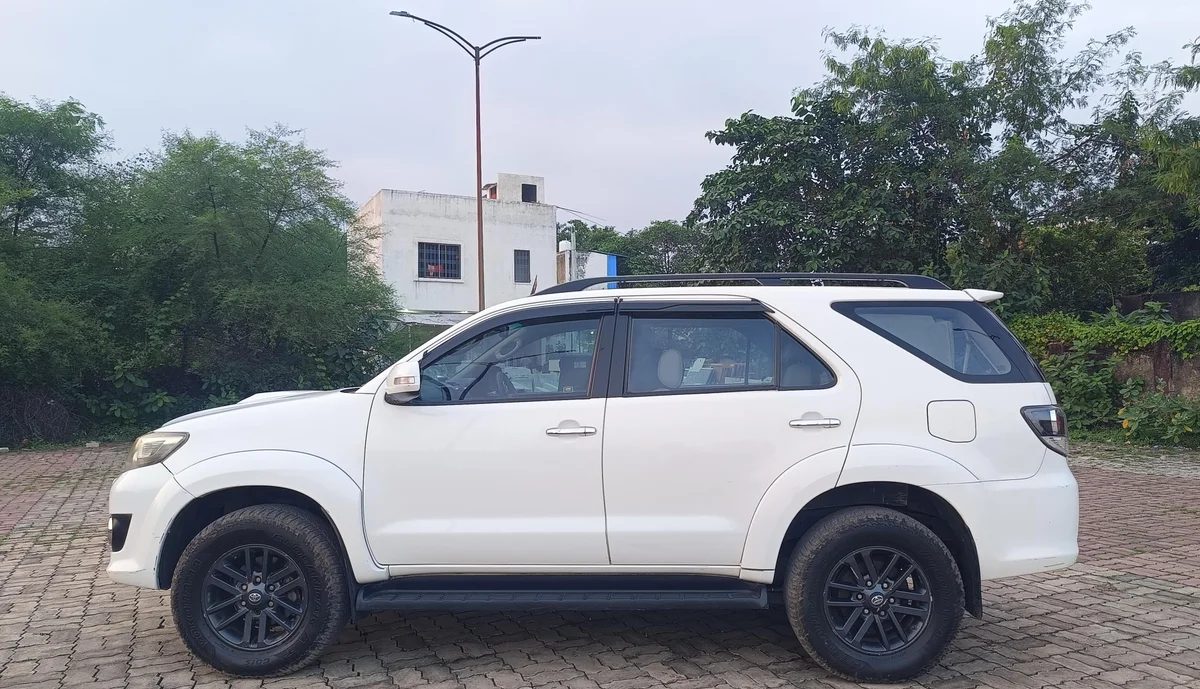 TOYOTA FORTUNER 4×2 MT - 8
