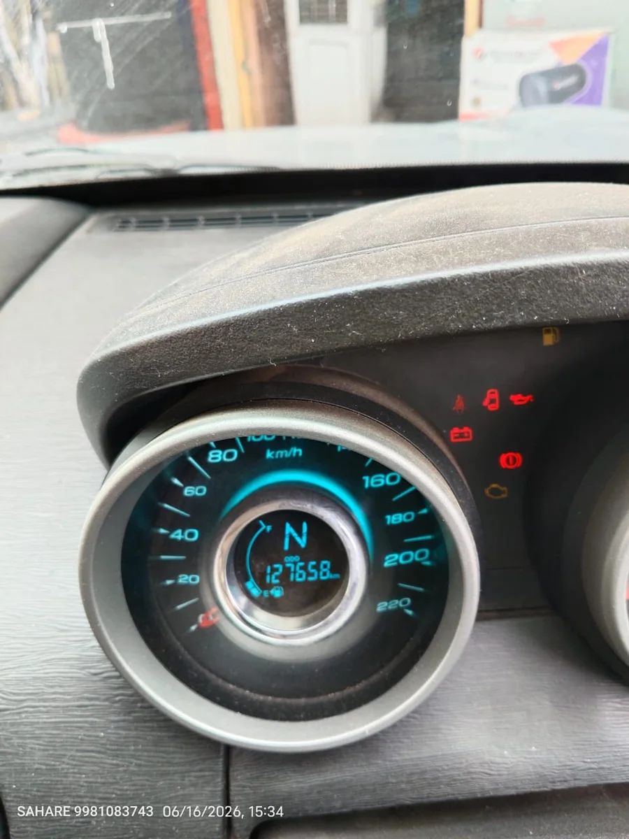 XUV 500 R FWD W10 7 STR - 8