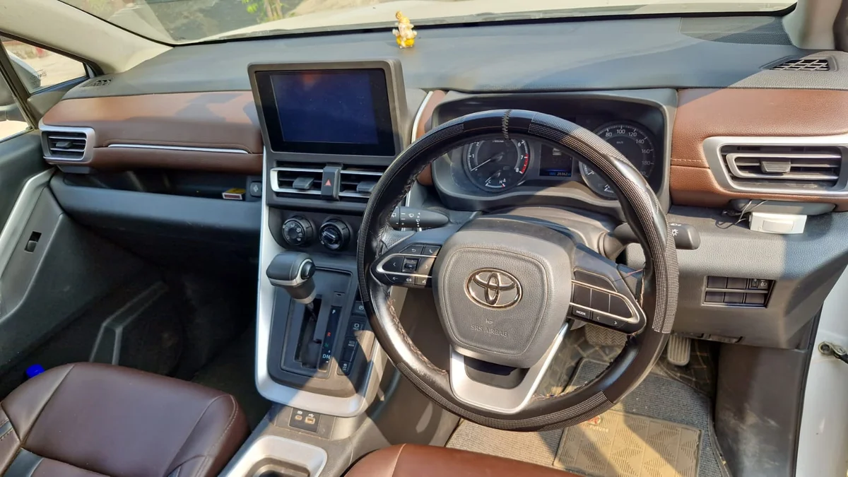 TOYOTA INNOVA HYCROSS - 9