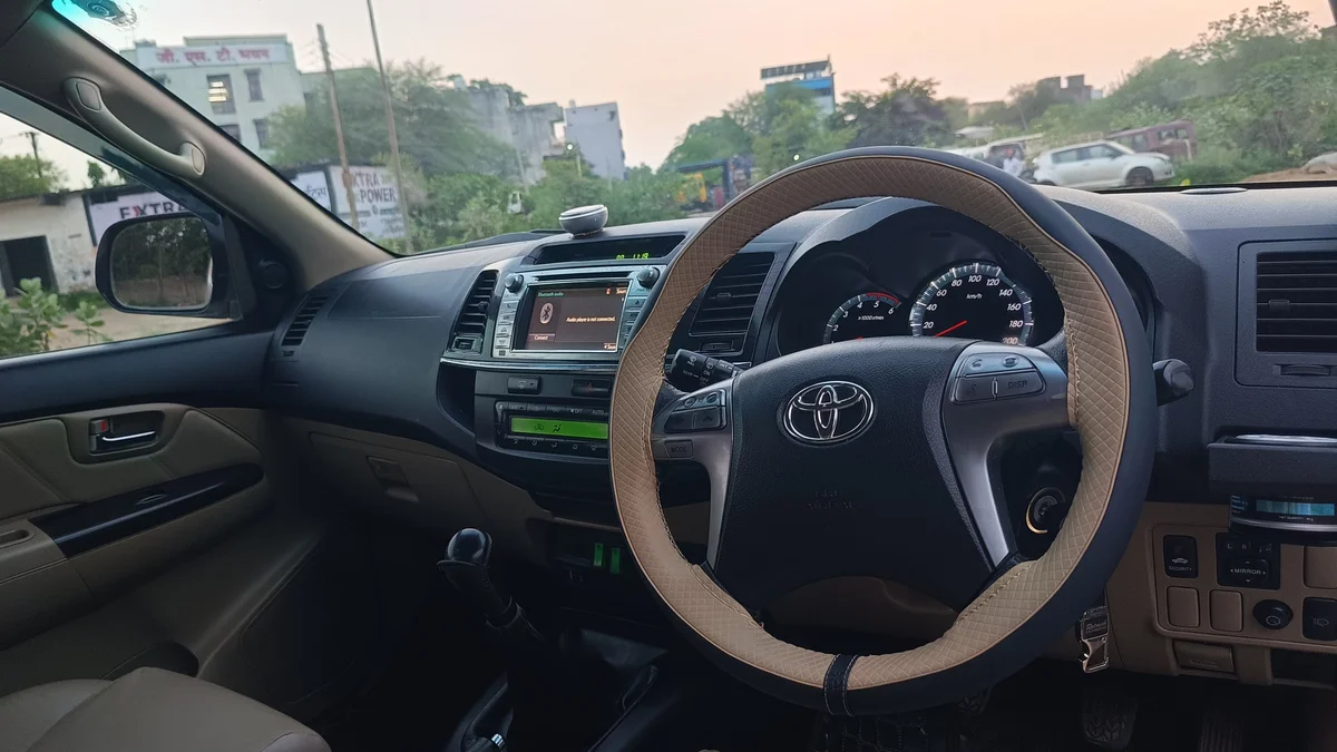 TOYOTA FORTUNER 4×2 MT - 12
