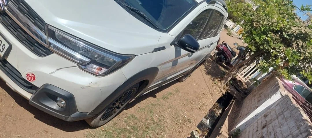 XUV 500 R FWD W10 7 STR - 12