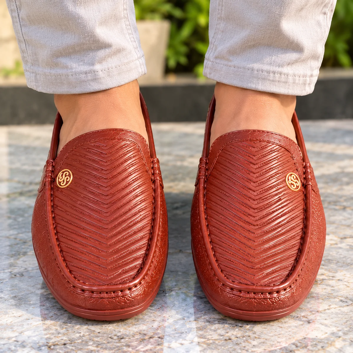 WATERPROOF DESIGN: Fully waterproof construction keeps your feet completely dry during heavy rain, puddles, and wet conditions.