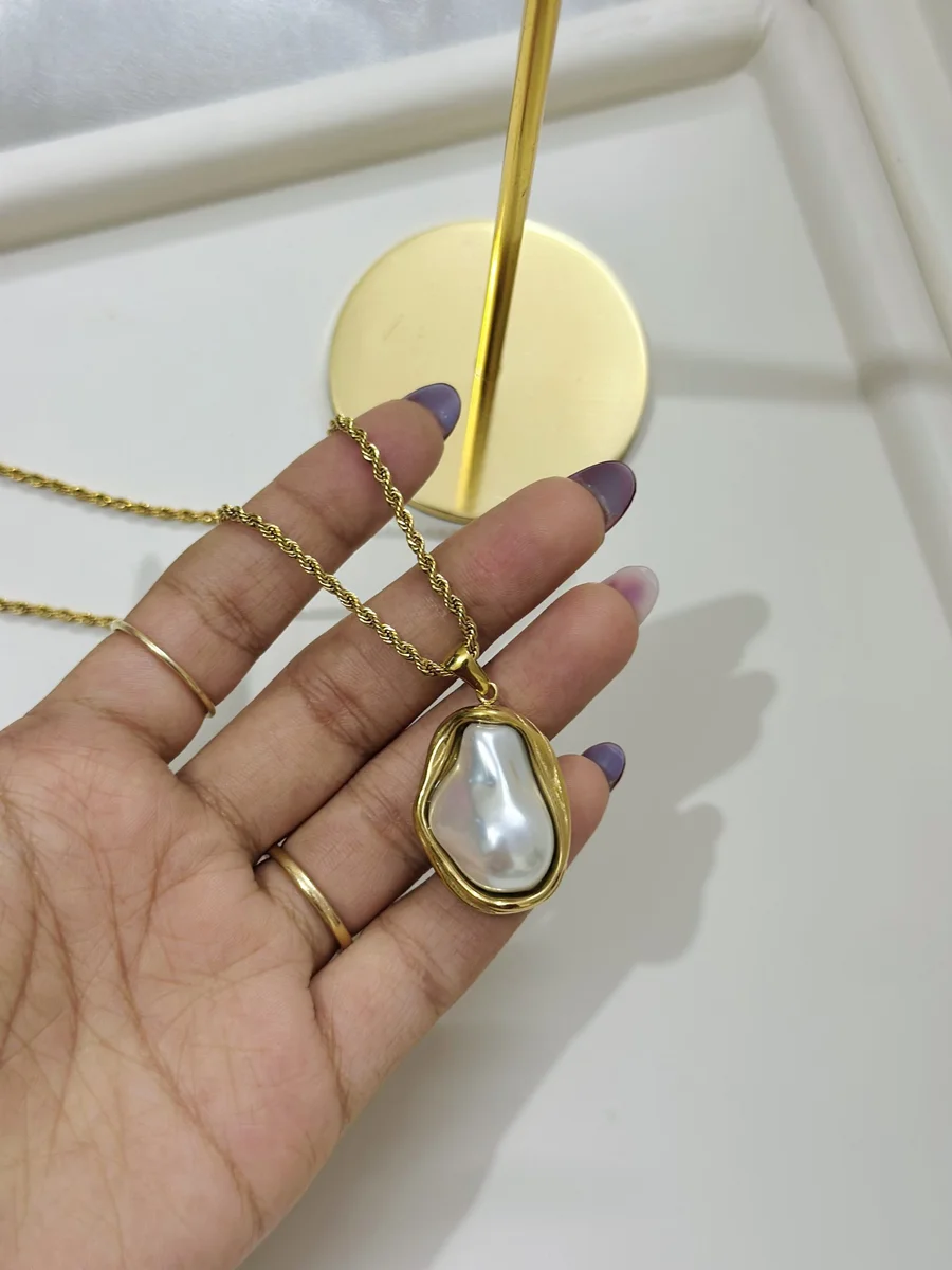 Golden Seashell Pearl Necklace 3