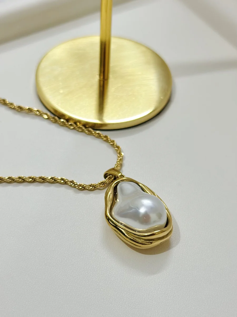 Golden Seashell Pearl Necklace 2