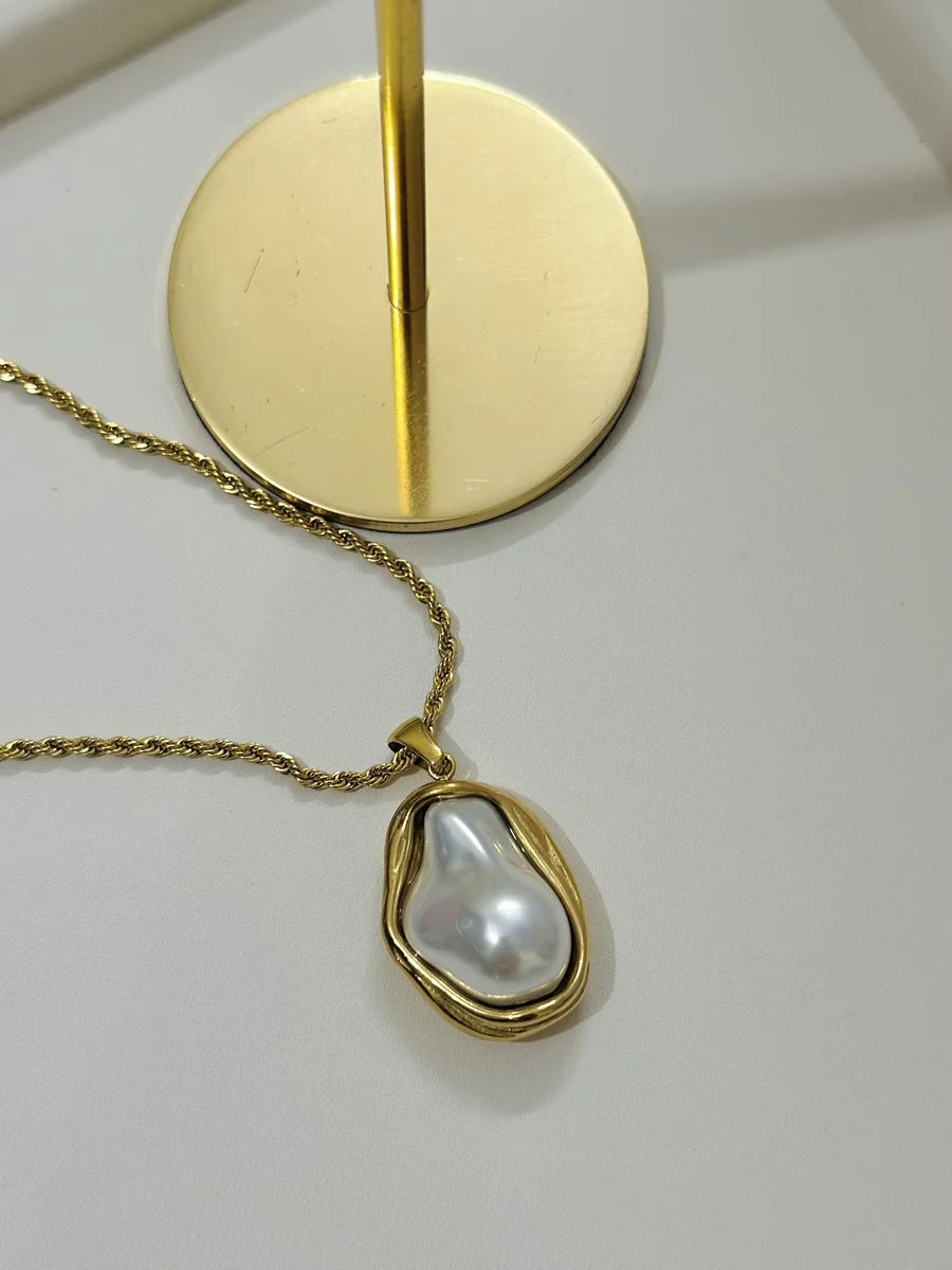 Golden Seashell Pearl Necklace