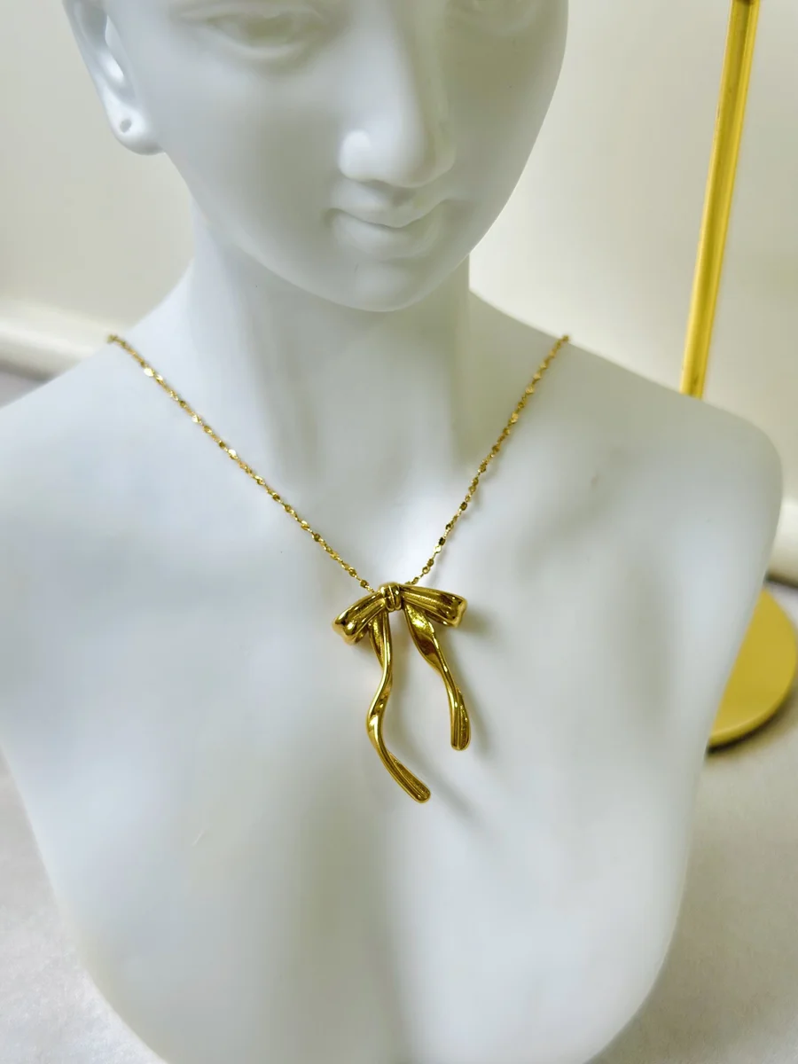 Amora Necklace 2
