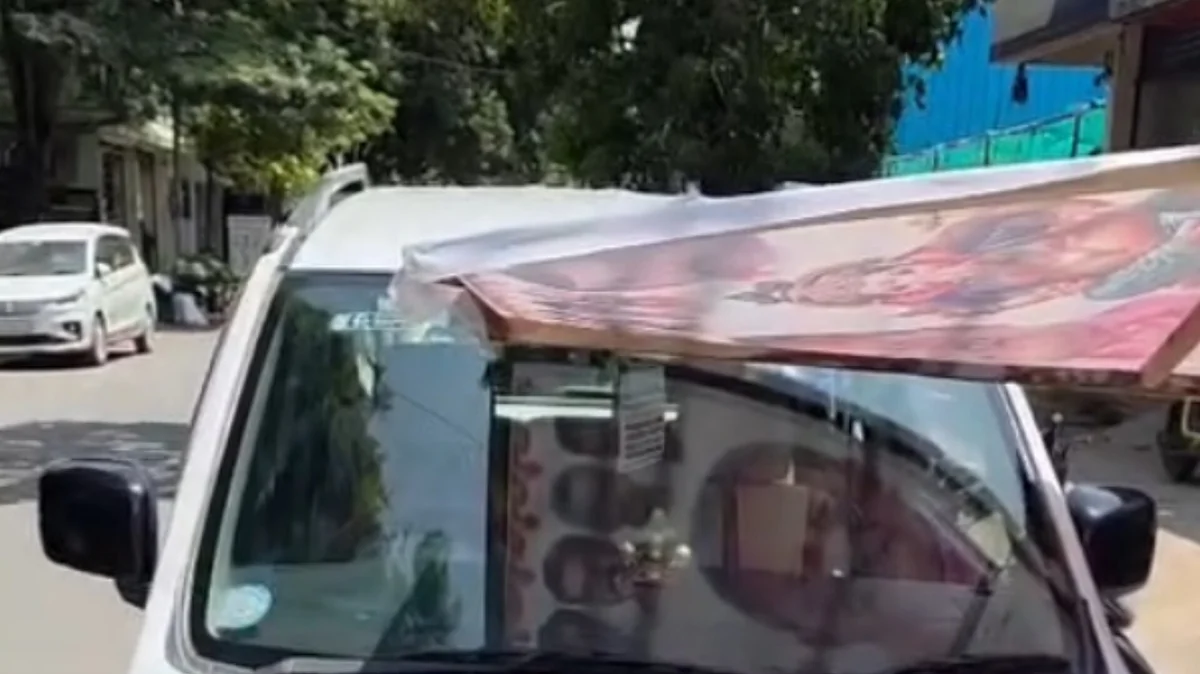 ಕೆಆರ್ ಪುರದಲ್ಲಿ ಚಲಿಸುತ್ತಿದ್ದ ಕಾರಿನ ಮೇಲೆ ಬ್ಯಾನರ್ ಬಿದ್ದು ಆತಂಕ