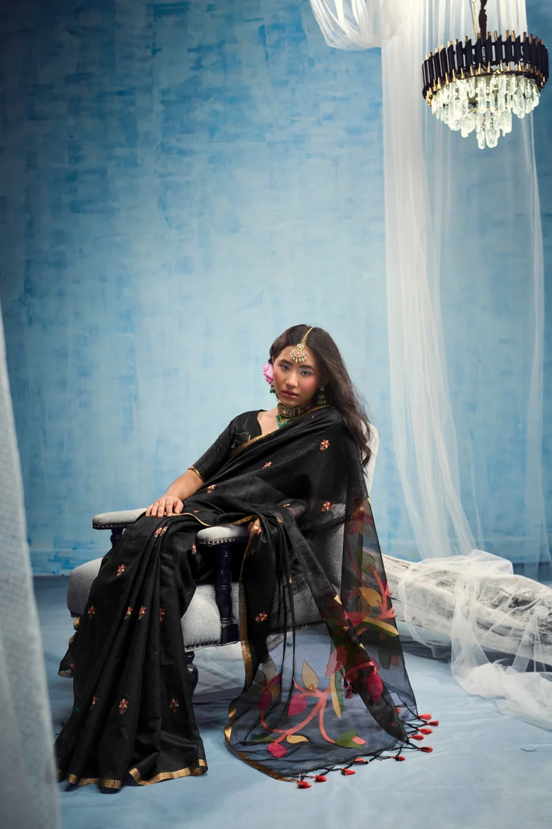 LV248CN151026-2 — Indriya - Series : 001 TO 004 , Saree : Munga Cotton Handloom Weaving , Blouse : Munga Cotton Handloom Weaving , Occasion : Festival wear, Car