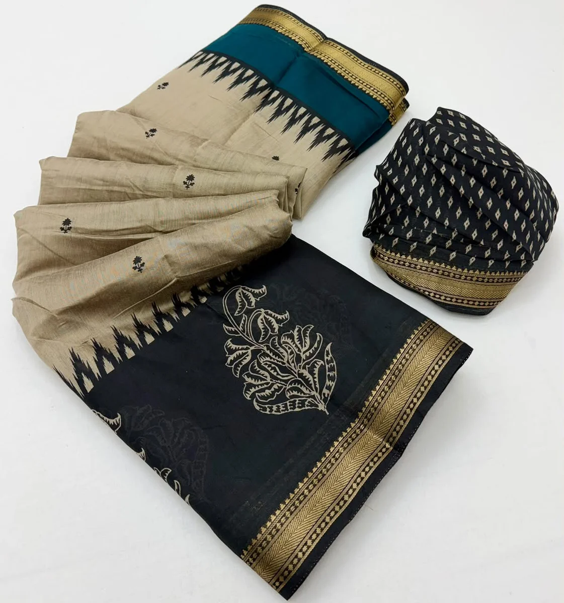 Soft Mul Cotton Saree with unique print, beautiful pallu & Zari border + matching blouse piece