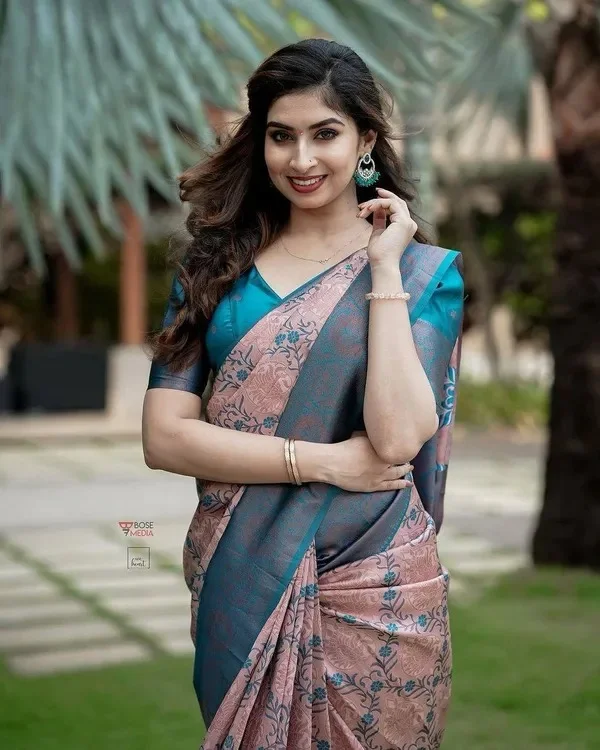 Product ID: t9XDTHzL  Soft Banarasi Lichi Silk Saree with Unstiched Blouse Piece 5